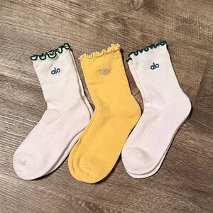ALO Yoga women's White with green lettuce top  and Yellow Socks Set
